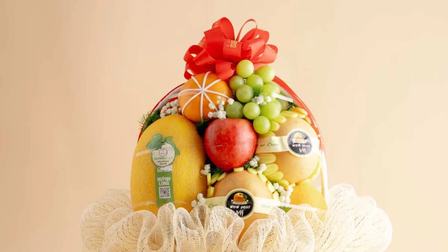 Hộp quà trái cây tone xanh nhạt với kiwi, cam, lê đặt trên tủ đầu giường bệnh viện