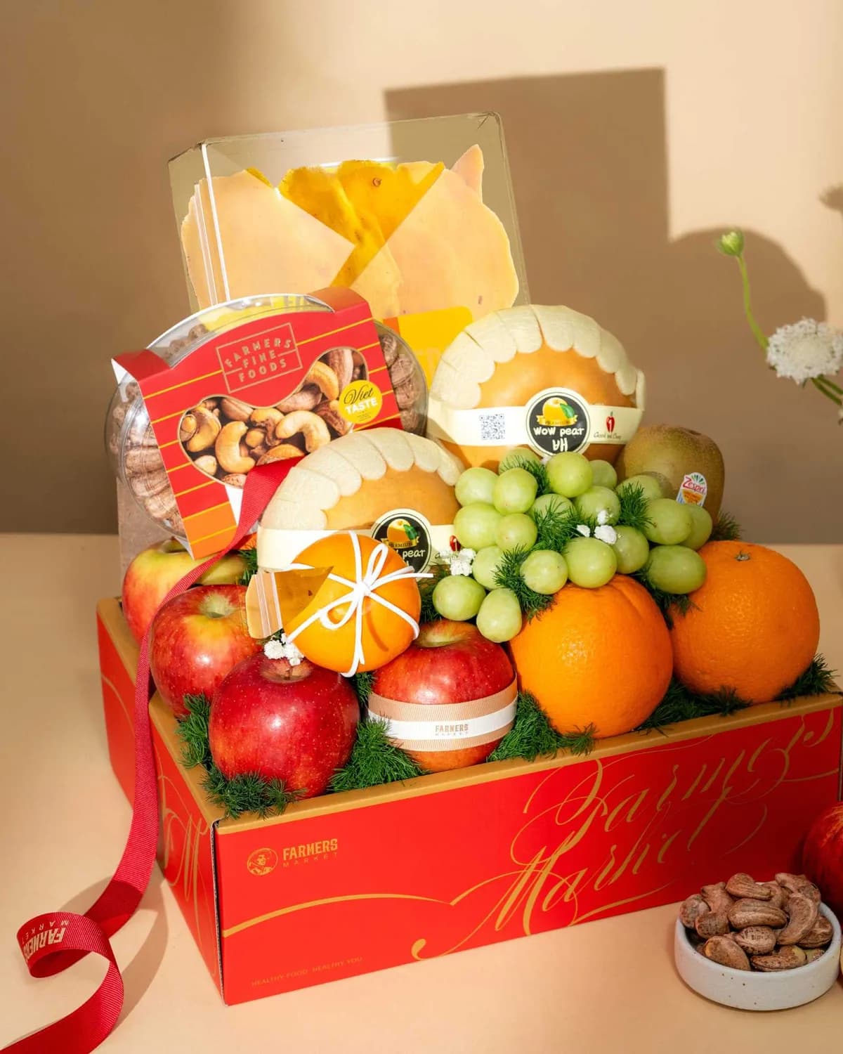 Giỏ mây trái cây An Khang với kiwi vàng, việt quất, cam, bưởi, nho mẫu đơn và mật ong rừng