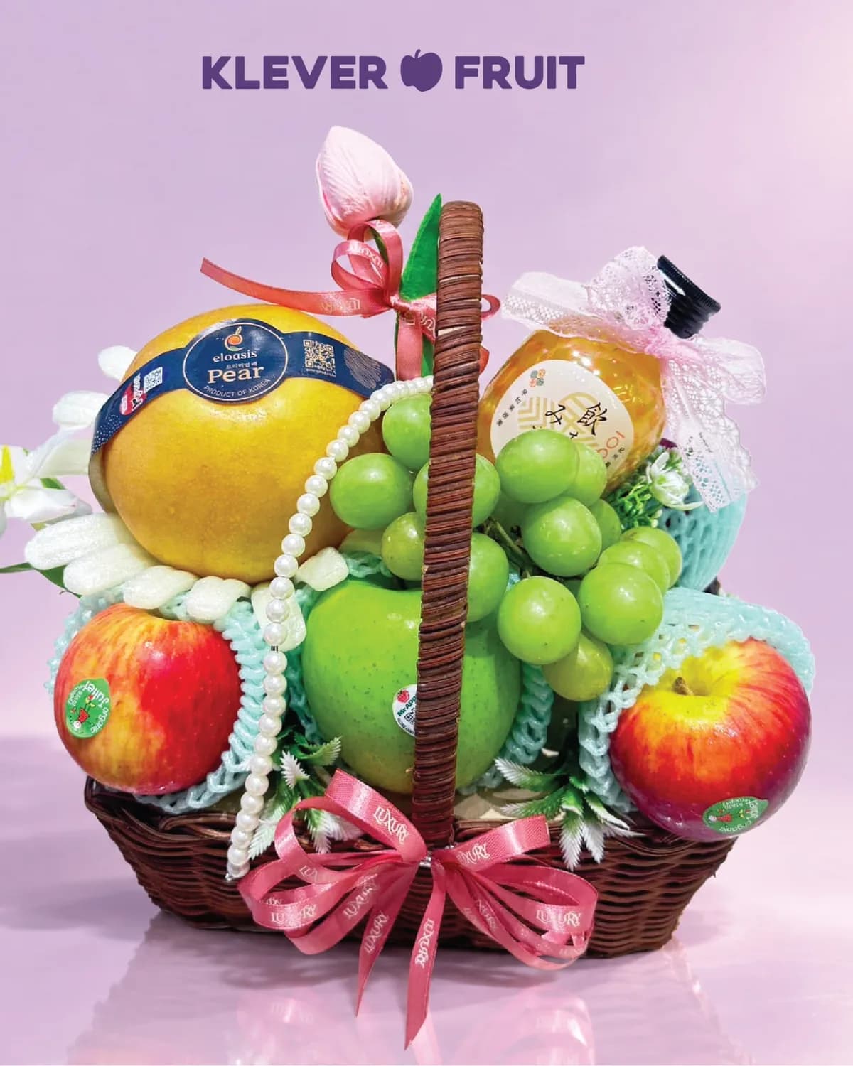 Giỏ trái cây và hoa hồng Ohara hồng phấn với nho mẫu đơn, cherry, táo Ambrosia tone hồng