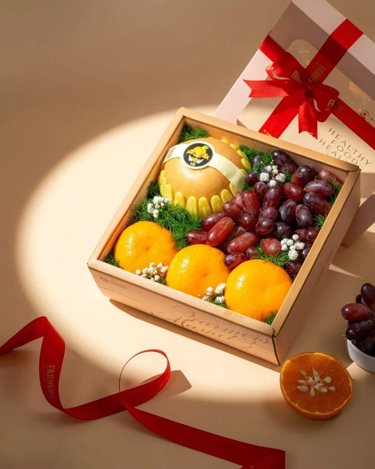 Hộp quà cherry cao cấp Ruby với cherry size 10 row xếp hàng trên nhung đen trong hộp đỏ rượu