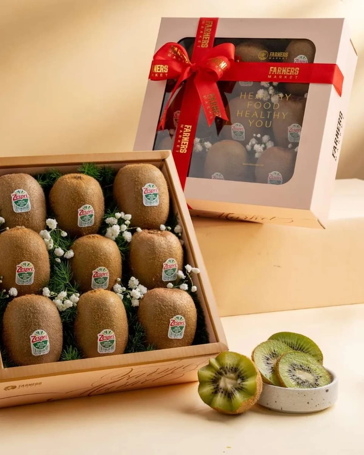 Hộp quà kiwi xanh Zespri 12 quả trong hộp hồng pastel nắp cứng ruy băng trắng